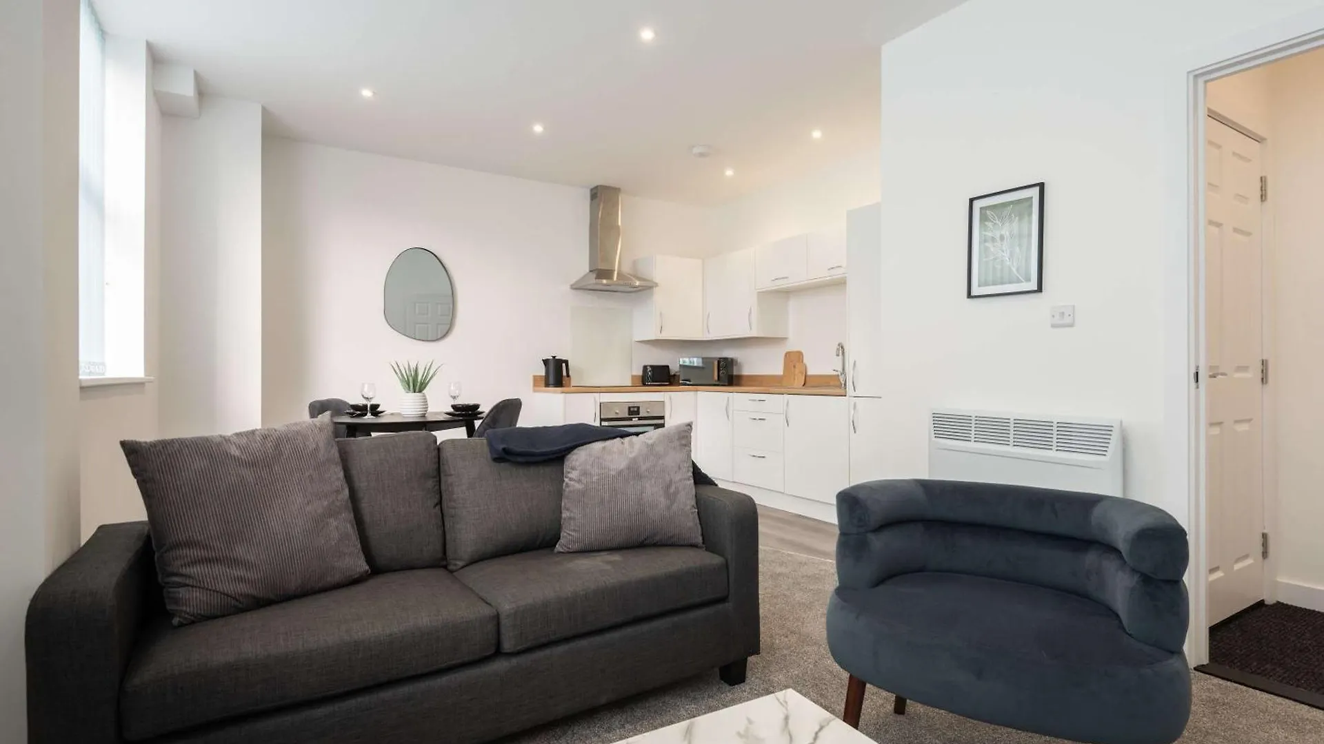 Stylish 1 Bedroom Apartment In Central Hull Kingston upon Hull 0*,